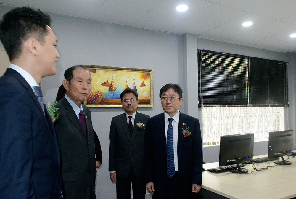 Delegates visit NC9 computer lab to support Da Lat University