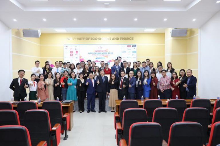 Đại diện Công ty NC9 Việt Nam chụp ảnh lưu niệm cùng cán bộ nhà trường và các đại diện doanh nghiệp tham gia ngày hội việc làm tại UEF