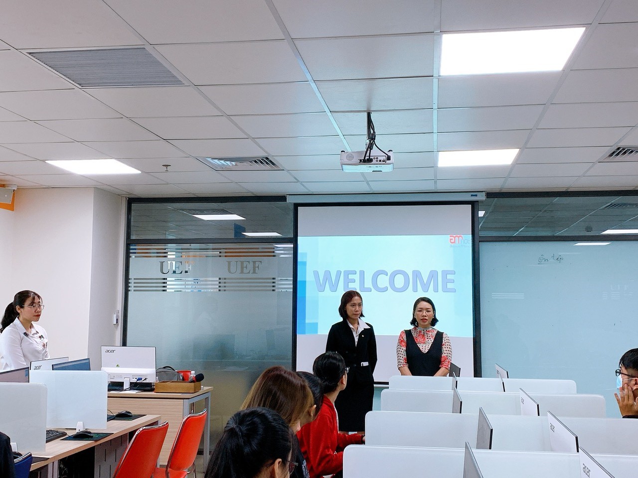 Ms Tien ( Amnote) and Ms Thuy ( UEF) in the first session of the ACVA course