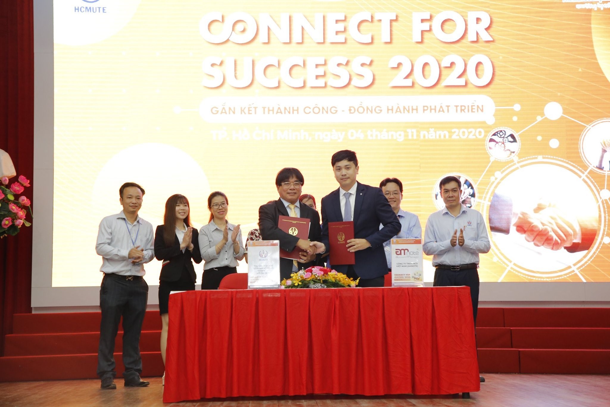 Associate Professor. Do Van Dung and Mr. Luc Quang Khanh - Representatives of the business have agreed on the terms of the training commitment, implementing the signing in the presence of officials from both sides and a large number of students of the university