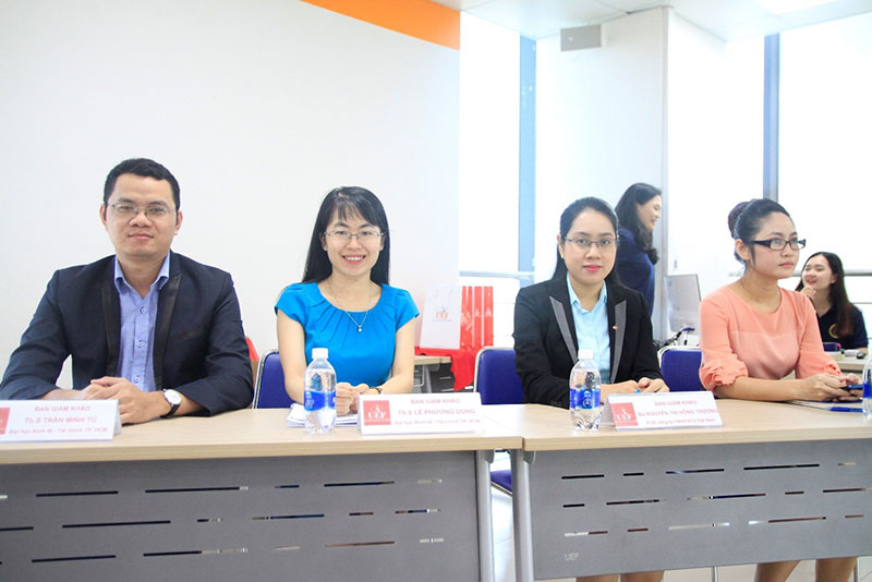 The jury consisted of representatives of the Faculty of Finance - Commerce and business representatives officially launched all students to attend