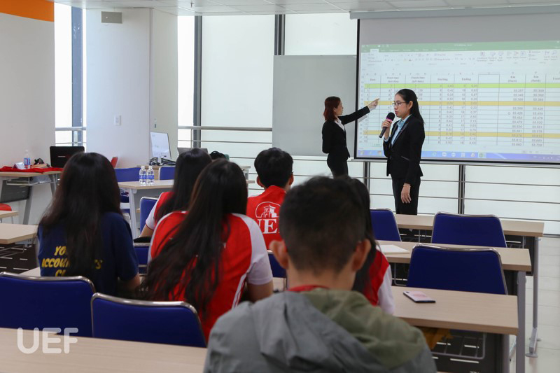 The training content of the representative of NC9 Vietnam Co., Ltd. provides many useful computer skills for the candidates. Ms. Nguyen Thi Hong Thuong also shared more useful experiences and skills to support the contestants