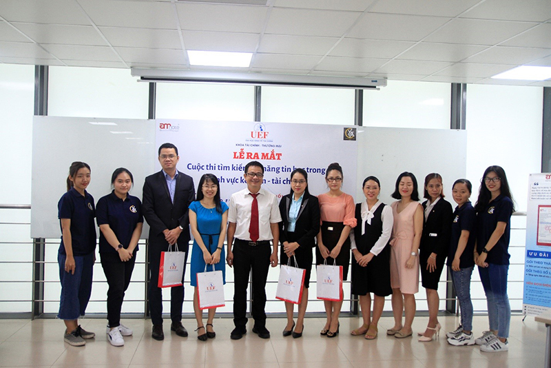 Representatives of the jury, the organizers and their support members of the Young Accountants Club took souvenir photos.